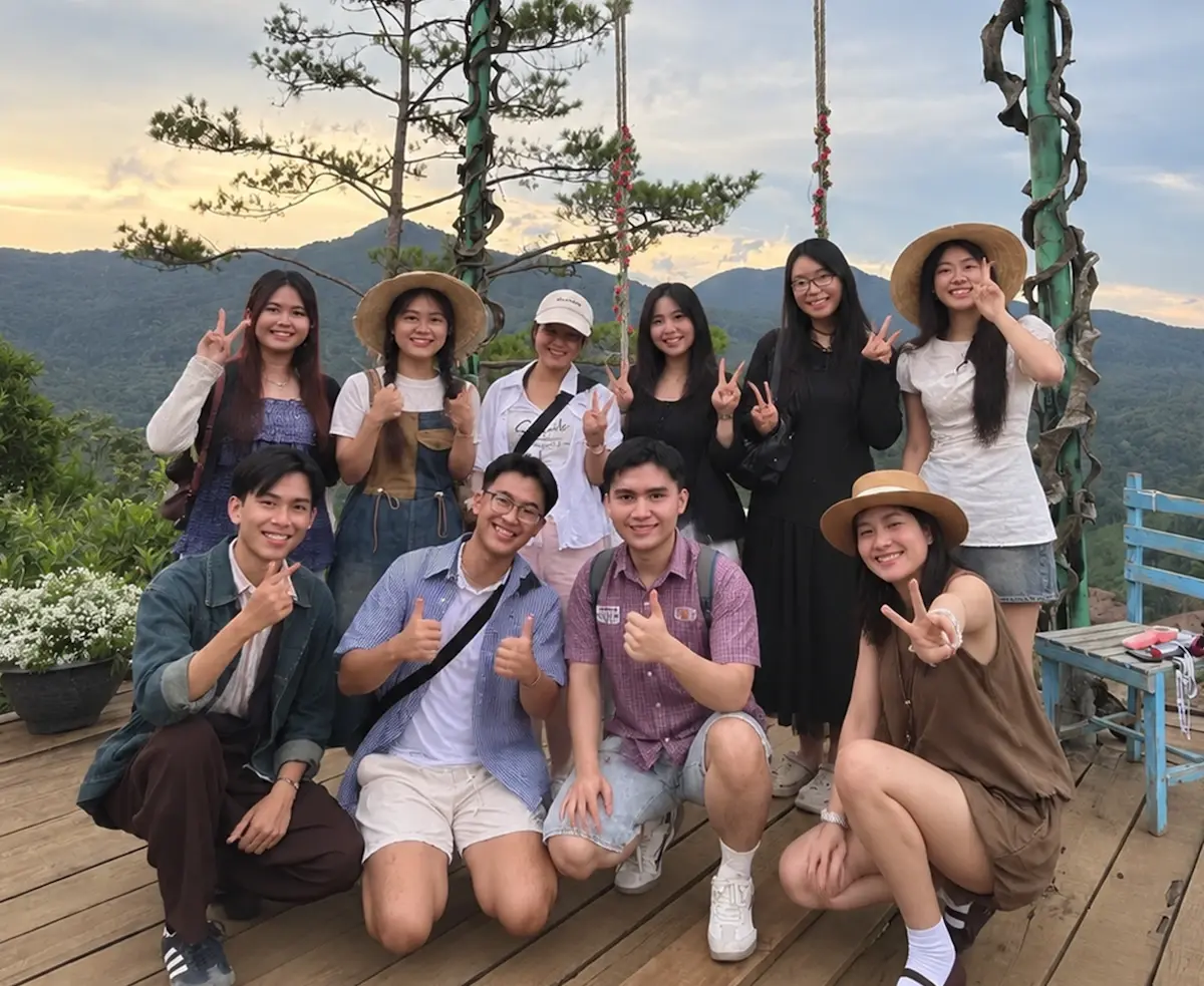 Các thành viên Zauberberg Lab trong chuyến đi trên núi